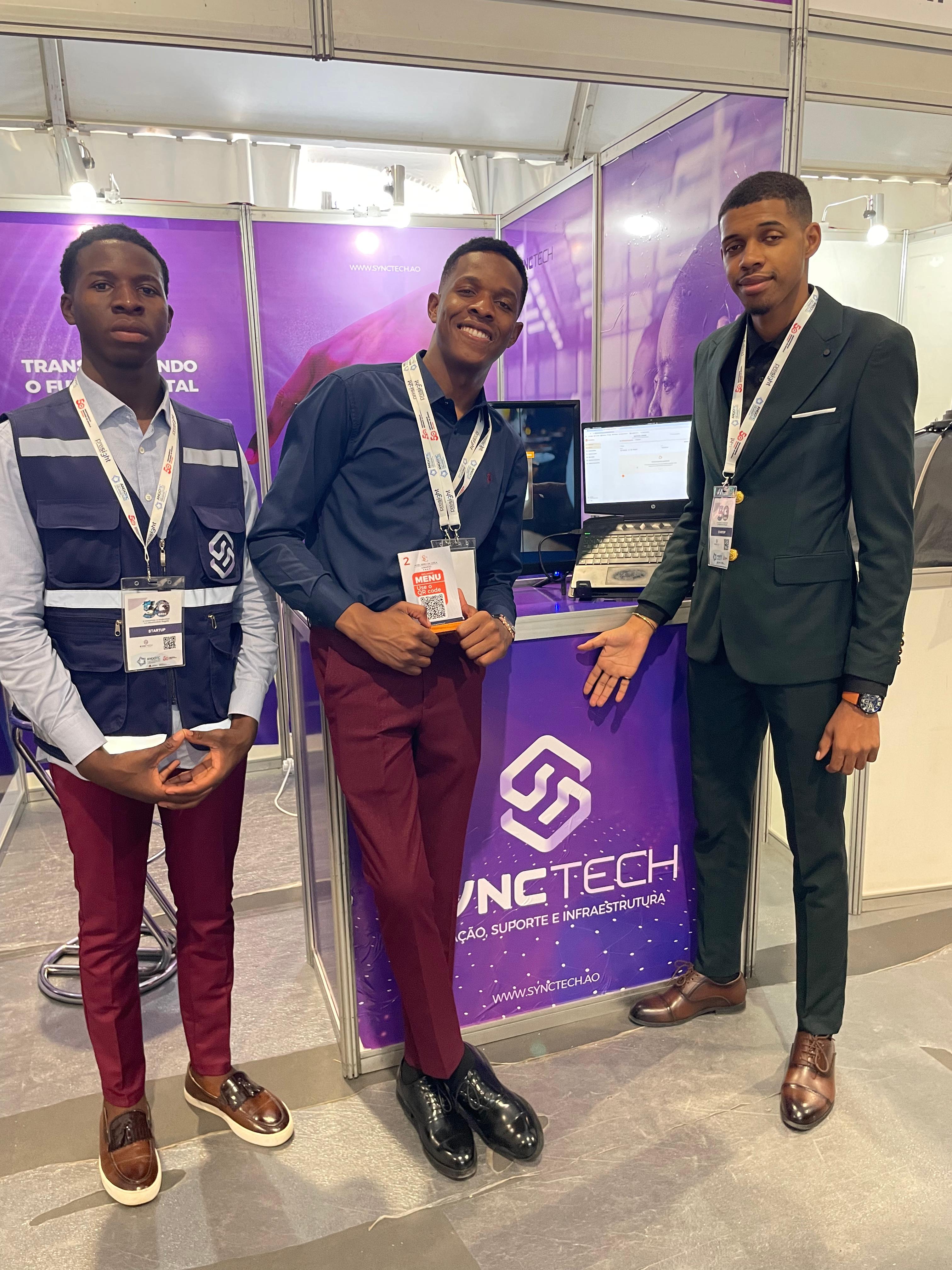 Equipe SyncTech trabalhando com tecnologia avançada